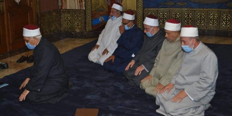 في حب مصر اتجمعنا .. أزهريون يؤدون صلاة الظهر جماعة داخل كنيسة (صور)