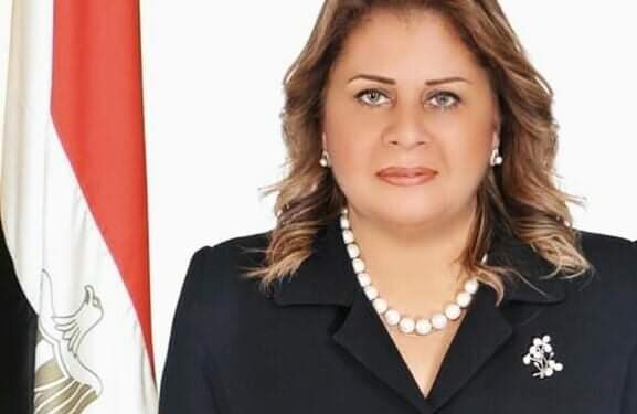 النائبة مني منير