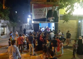 بيكفر عن ذنبه .. النائب عبد الرحيم علي يراضي أهالي دائرته بعد العودة من فرنسا