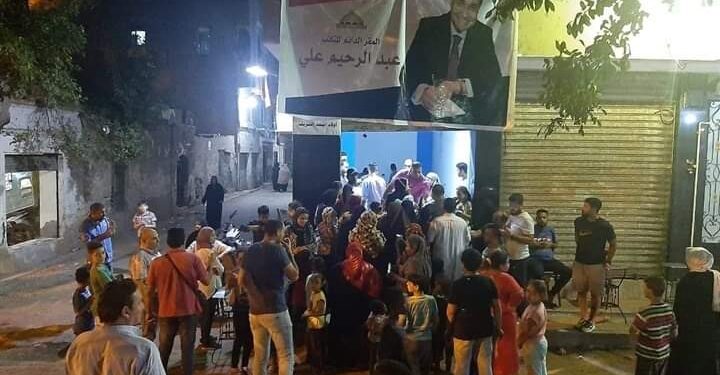 بيكفر عن ذنبه .. النائب عبد الرحيم علي يراضي أهالي دائرته بعد العودة من فرنسا