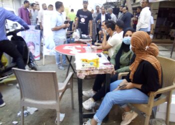 مندوبي المرشحين ببولاق يساعدون الناخبين أثناء الإدلاء باصواتهم