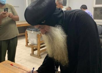 أسقف مطرانية نجع حمادى خلال تصويته فى الانتخابات البرلمانية: المشاركة واجب وطنى