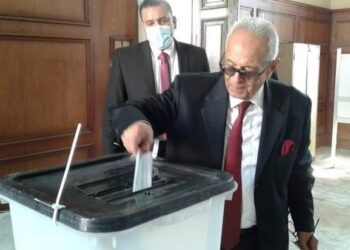 “أبو شقة” وكيل مجلس الشيوخ يدلي بصوته في انتخابات النواب