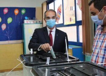 وزير الاتصالات: أدليت بصوتي انطلاقا من المسئولية الوطنية