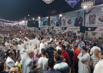 بالأحضان وبدون كمامة.. “القائمة الوطنية” تتجاهل حظر المؤتمرات الانتخابية بحضور ١٠آلاف مواطن (صور)