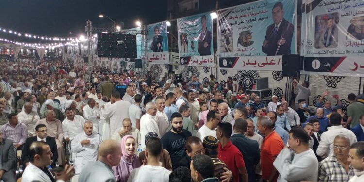 بالأحضان وبدون كمامة.. “القائمة الوطنية” تتجاهل حظر المؤتمرات الانتخابية بحضور ١٠آلاف مواطن (صور)