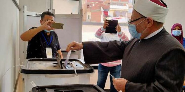 الدكتور شوقي علام مفتي الجمهورية يدلي بصوته في انتخابات مجلس النواب