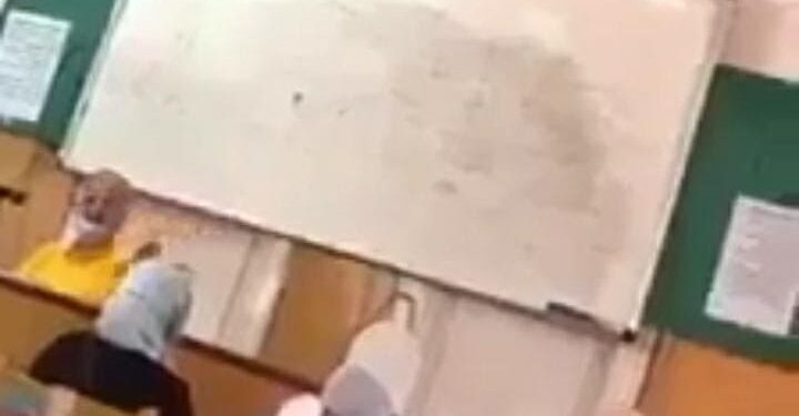 بالفيديو.. “بلا أية بلا زفت” دكتور بمعهد بالإسكندرية يتطاول على القرآن