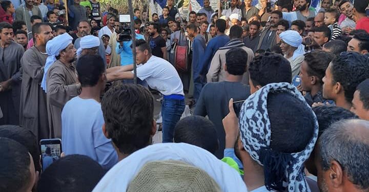 تشبه طقوس الشيعة .. «الرفاعية» تحتفل بالمولد النبوي بـ«السيوف والخناجر» (فيديو)