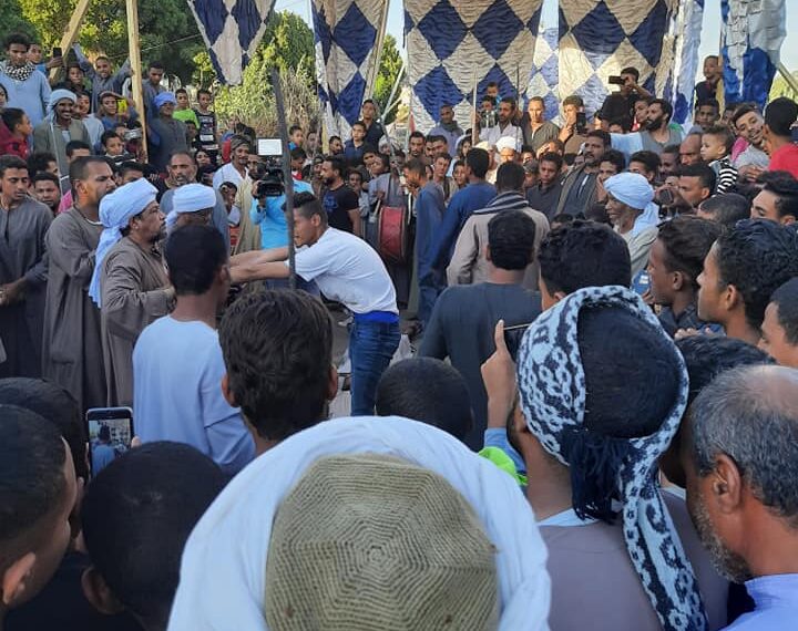 تشبه طقوس الشيعة .. «الرفاعية» تحتفل بالمولد النبوي بـ«السيوف والخناجر» (فيديو)