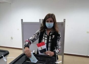 انتخابات مجلس النواب.. وزيرة الهجرة تدلي بصوتها في لجنتها الانتخابية بالرحاب