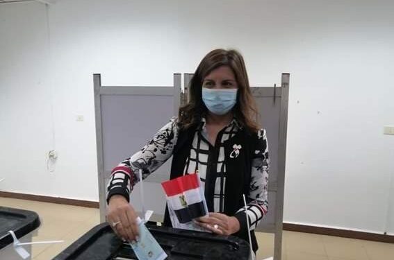 انتخابات مجلس النواب.. وزيرة الهجرة تدلي بصوتها في لجنتها الانتخابية بالرحاب