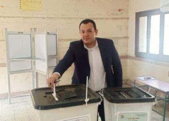 “المشاركة تعزز مسيرة الديمقراطية”.. أحمد مقلد يدلي بصوته في انتخابات مجلس النواب