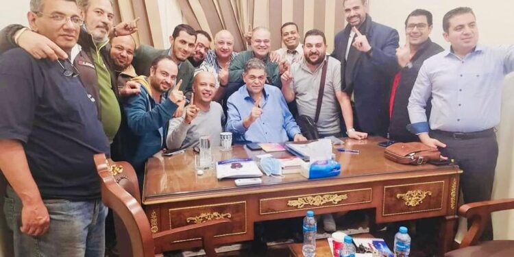 الدكتور أشرف حاتم وزير الصحة الأسبق وسط أعضاء حملته الانتخابية