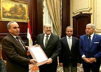 لتقديم التهنئة.. رئيس مجلس الشيوخ يستقبل الكاتب الصحفي عبد المحسن سلامة