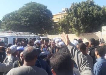 “عصفورين بحجر”.. اطمئن على صحتك وانت بتنتخب في لجان قنا وسط إقبال كثيف (صور)