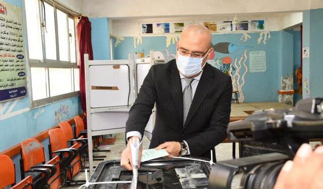 انتخابات مجلس النواب.. وزير الإسكان يدلي بصوته في لجنته الانتخابية بالمقطم