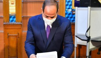 انتخابات مجلس النواب.. الرئيس السيسى يدلى بصوته فى لجنته الانتخابية بمصر الجديدة