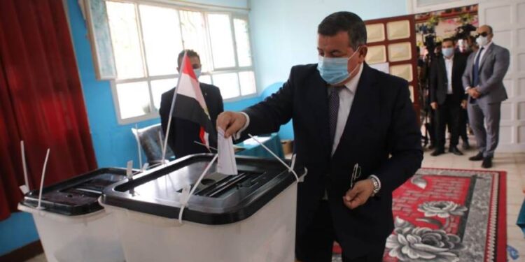 انتخابات مجلس النواب.. وزير الدولة للإعلام يدلي بصوته في لجنته الانتخابية بالقاهرة الجديدة