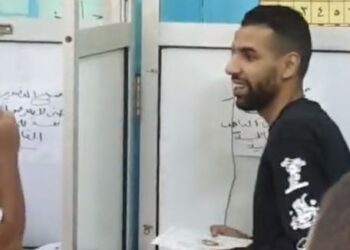 “ربنا يحفظ مصر”.. مؤمن زكريا يدلى بصوته فى انتخابات مجلس النواب