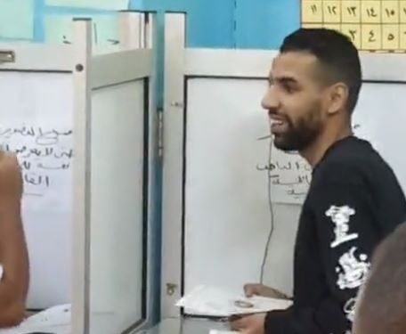 “ربنا يحفظ مصر”.. مؤمن زكريا يدلى بصوته فى انتخابات مجلس النواب
