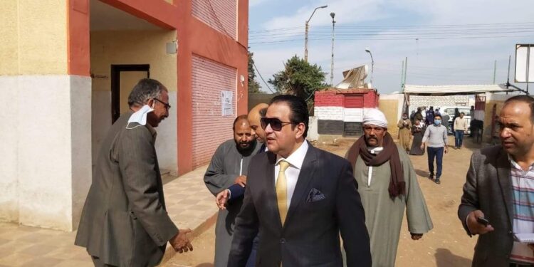 الجنرال علاء عابد يتفقد العملية الانتخابية ببني سويف ويدعو المواطنين للمشاركة (صور)