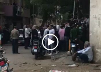 أنصار مرشح يعتدون على مواطنين صوروهم أثناء تقديم محفزات مالية