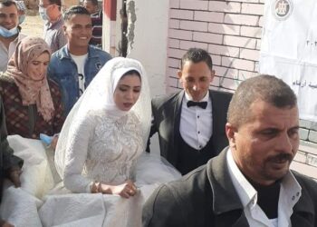 “واجب وطني”.. عروسان يدليان بصوتهما في الانتخابات البرلمانية بالزقازيق