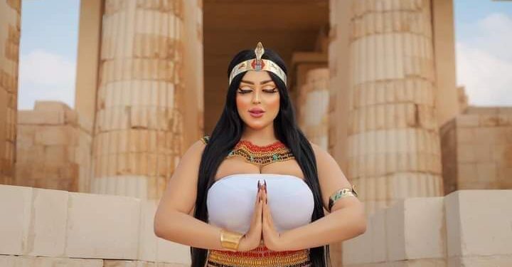 فتاة الزي الفرعوني