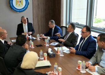 وزير البترول والثروة المعدنية يناقش مع نواب البرلمان مطالب واحتياجات المواطنين
