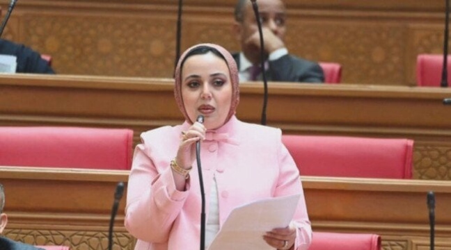 “ناديني باسمي”.. النائبة دنيا سيف تمازح رئيس مجلس النواب