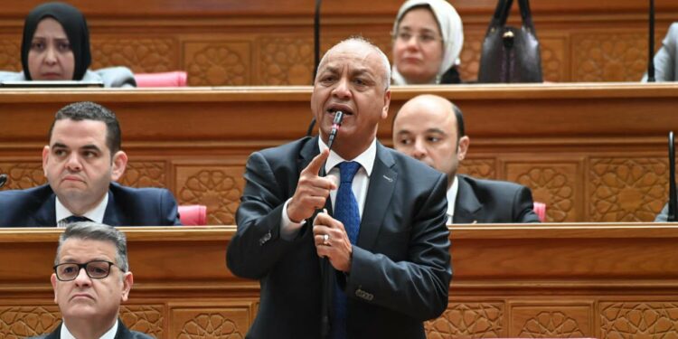 مصطفى بكري يطالب بمحاسبة الفيفا بعد فضيحة تحكيم مباراة مصر والأرجنتين